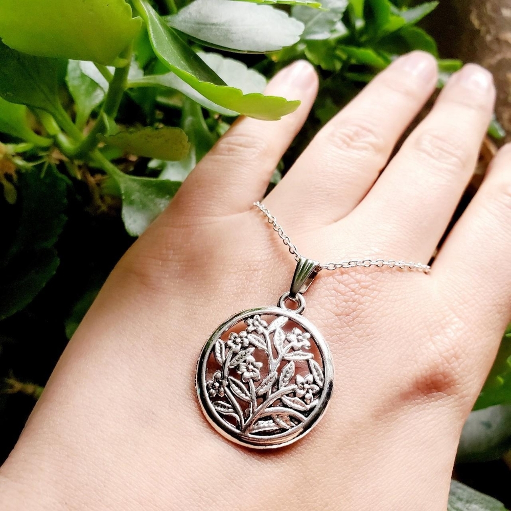 NWOT Silver Plum Flower Necklace